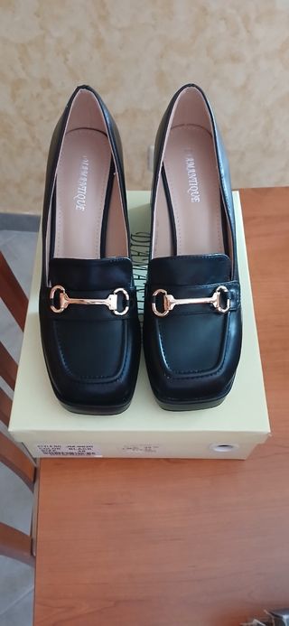 Scarpe eleganti nere con fibbia dorata