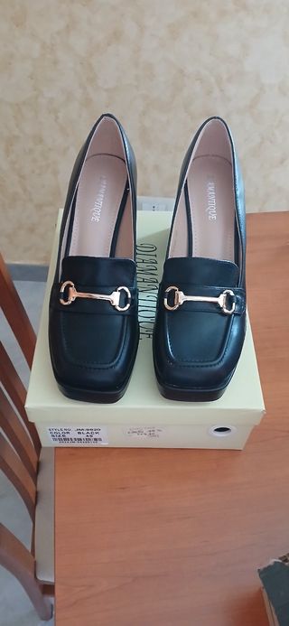 Scarpe eleganti nere con fibbia dorata