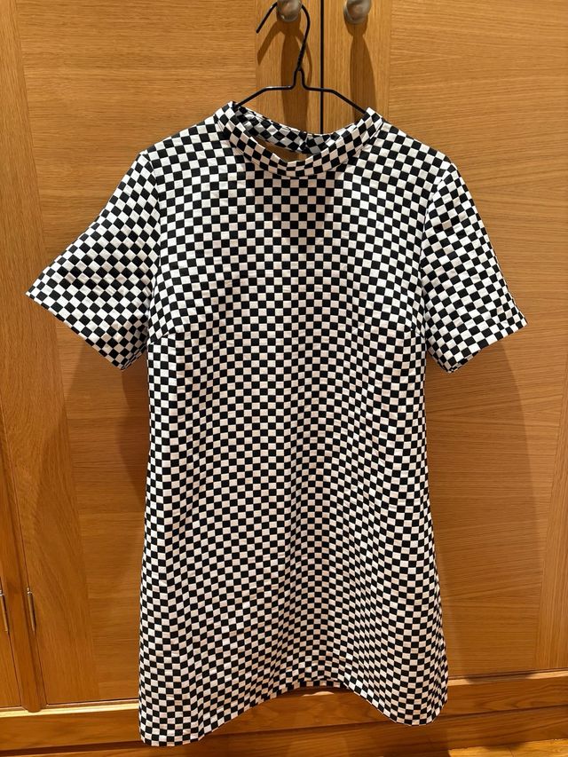 Vestido corto cuadros espalda al aire