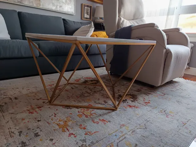 Mesita de salón mármol y metal dorado