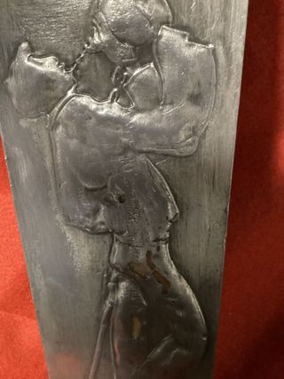 Cuadro antiguo relieve estaño figura hombre