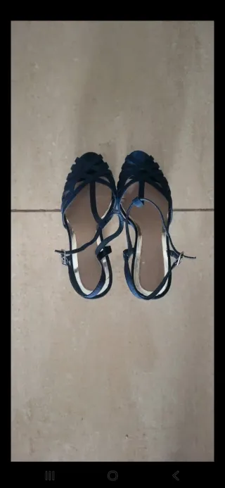 Sandalias de tacón azul y dorado