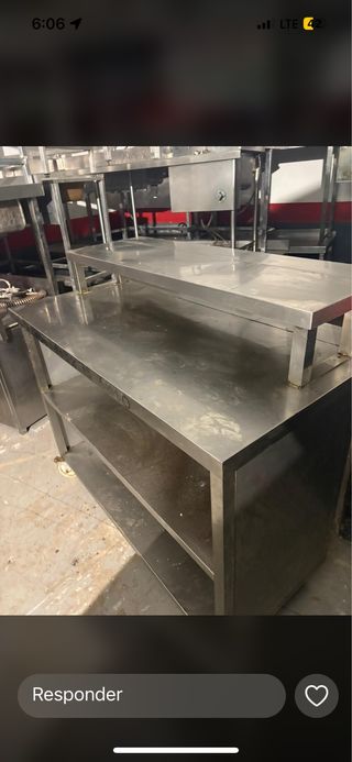 Mesa de acero inoxidable con estantes
