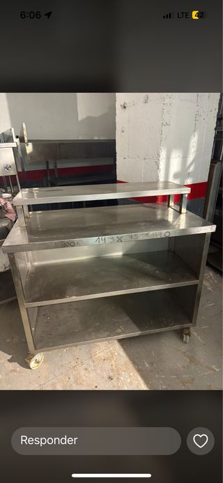 Mesa de acero inoxidable con estantes