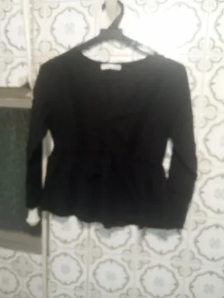 Camisa negra joven