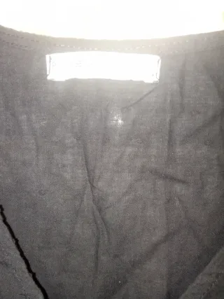 Camisa negra joven