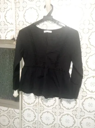 Camisa negra joven
