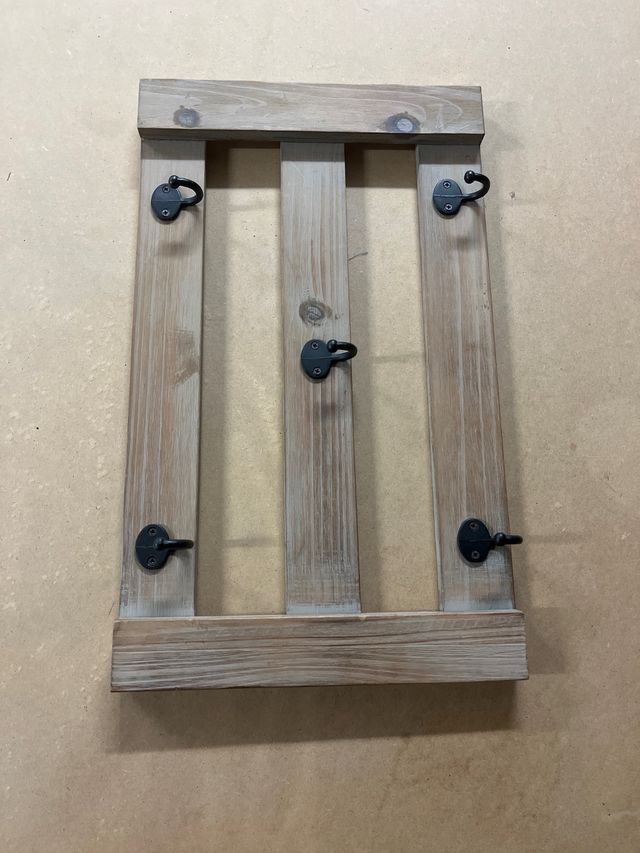 Perchero de madera y metal