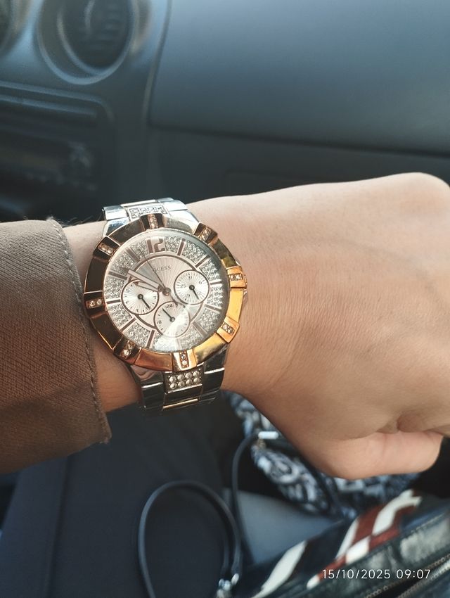 Reloj Guess Dorado y Plateado