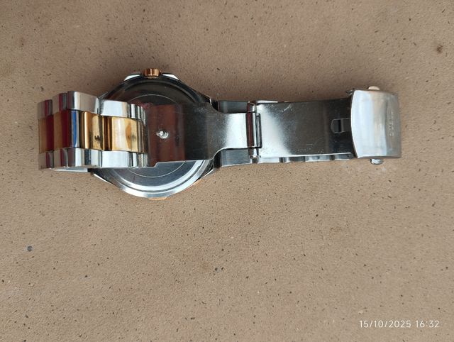 Reloj Guess Dorado y Plateado