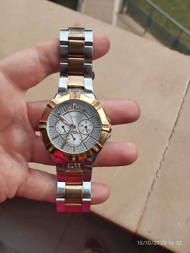 Reloj Guess Dorado y Plateado