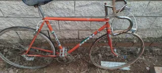 Bicicleta de carretera naranja