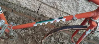 Bicicleta de carretera naranja