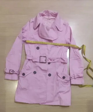Gabardina rosa con cinturón
