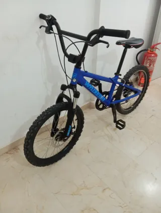 Bicicletta MTB blu
