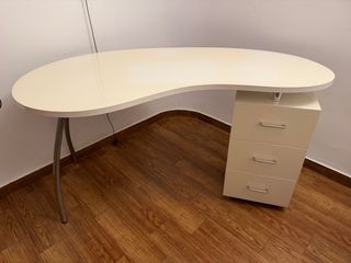 Escritorio curvo beige con cajonera