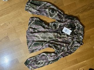 Blusa Scalpers verde y morada
nuevo con su ertique