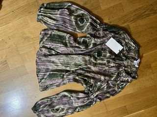 Blusa Scalpers verde y morada
nuevo con su ertique