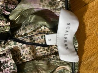 Blusa Scalpers verde y morada
nuevo con su ertique