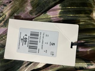 Blusa Scalpers verde y morada
nuevo con su ertique