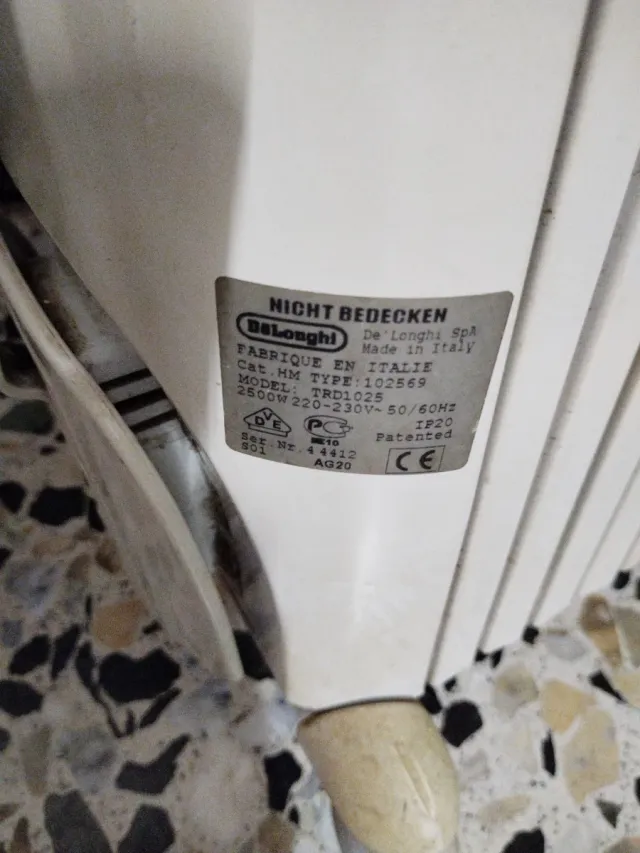 Radiatore ad olio bianco e grigio