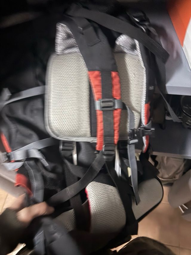 Mochila Deuter Senderismo Profesional Negra/Roja