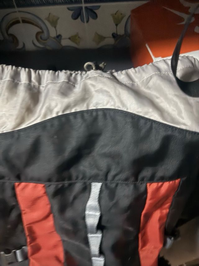 Mochila Deuter Senderismo Profesional Negra/Roja