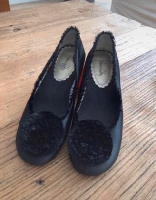 Bailarinas raso negro pompón T.40