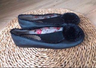 Bailarinas raso negro pompón T.40