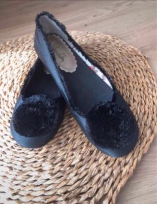 Bailarinas raso negro pompón T.40