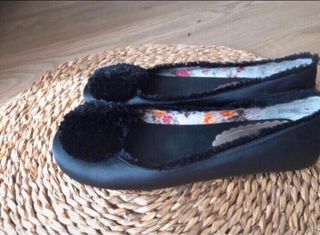 Bailarinas raso negro pompón T.40