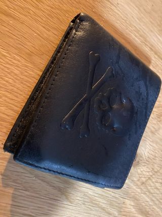 Cartera de piel negra con calavera