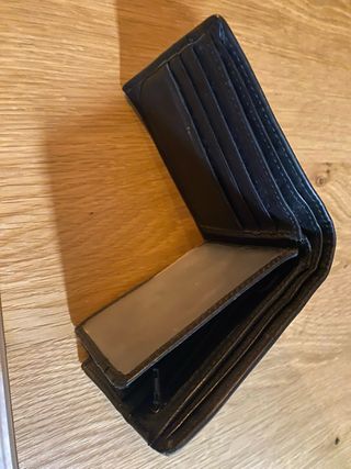 Cartera de piel negra con calavera