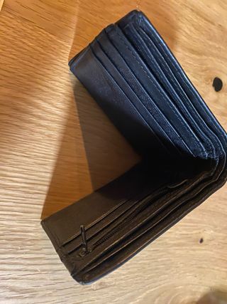 Cartera de piel negra con calavera