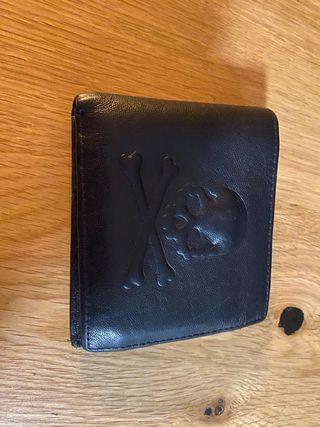 Cartera de piel negra con calavera