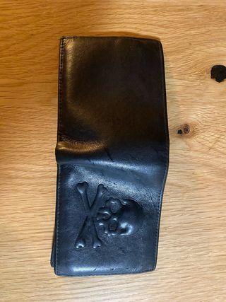 Cartera de piel negra con calavera