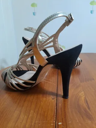 Zapatos de tacón negros y dorados