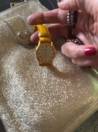 Reloj de pulsera dorado y amarillo