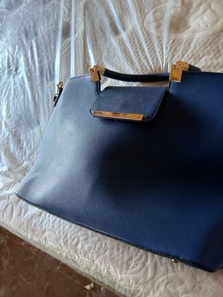 Bolso azul con detalles dorados