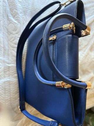 Bolso azul con detalles dorados