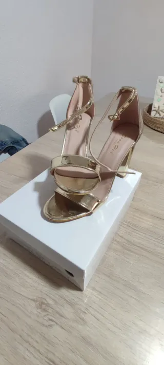 Sandalias de tacón doradas