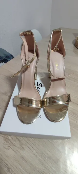 Sandalias de tacón doradas
