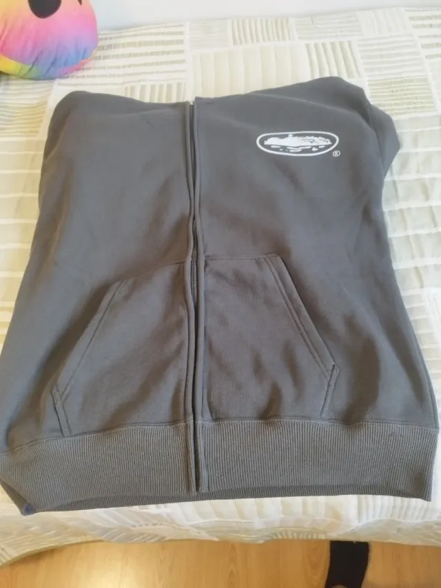 Sudadera gris con cremallera y logo