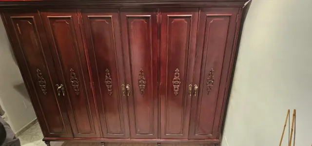 Armario antiguo de madera