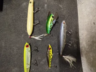 Señuelos de pesca de superficie y hélices