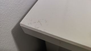 Mesita de noche de madera blanca