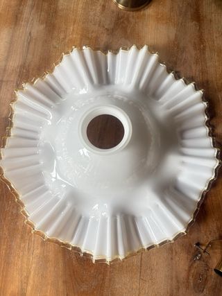 Lampada vetro bianco con bordo oro