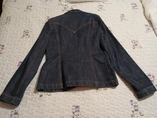 Chaqueta vaquera con pespuntes