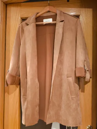 Chaqueta Stradivarius imitación ante beige