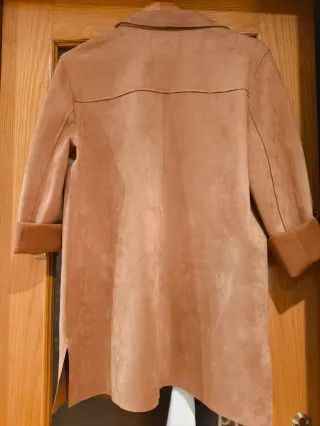Chaqueta Stradivarius imitación ante beige